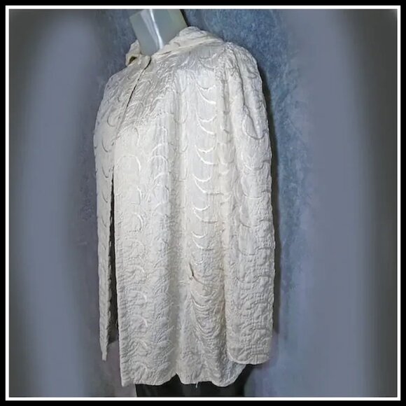 White Hooded Evening Jacket is 30s Vintage Quilted Hoodie Cover VFG 1930s - Picture 5 of 15